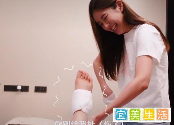 陈赫手术后坐轮椅出院,贤妻张子萱悉心照顾,邓超鹿晗拍搞怪照片