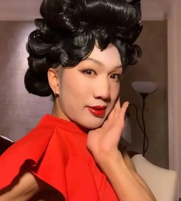 网红韩美娟疑在直播中轻生,奶奶发文报平安,他是怎么走红的?