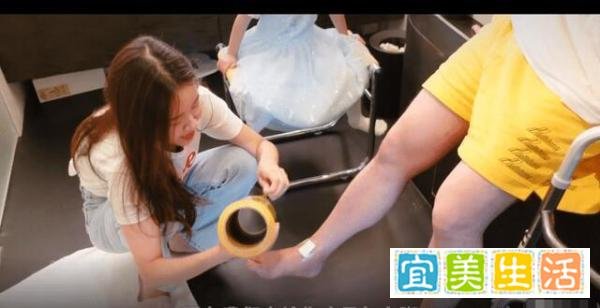 陈赫手术后坐轮椅出院,贤妻张子萱悉心照顾,邓超鹿晗拍搞怪照片