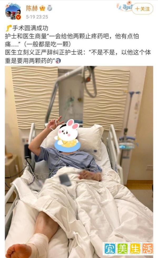 陈赫手术后坐轮椅出院，贤妻张子萱悉心照顾，邓超鹿晗拍搞怪照片