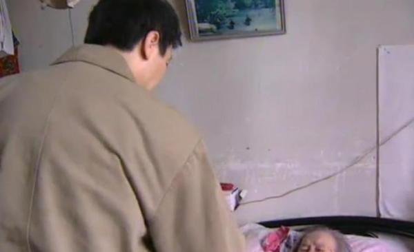 当年冯小刚去探望老母，姐姐哭着问冯小刚：能不能给我找份活儿？