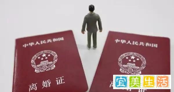媒体称有30%的年轻人离婚与手机有关，我们现在太缺乏沟通了。
