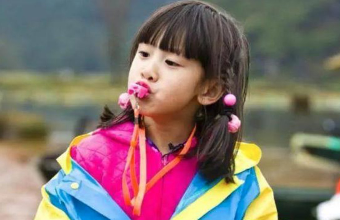 森碟13岁了!一家四口全家福曝光,你注意到了哪些细节?