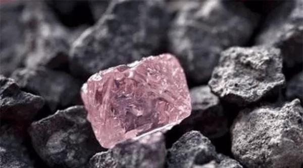 你知道世界上最大的宝石出自哪里吗?居然有500克拉!
