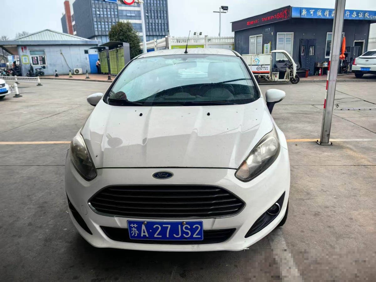 福特嘉年华三厢后备箱怎么开