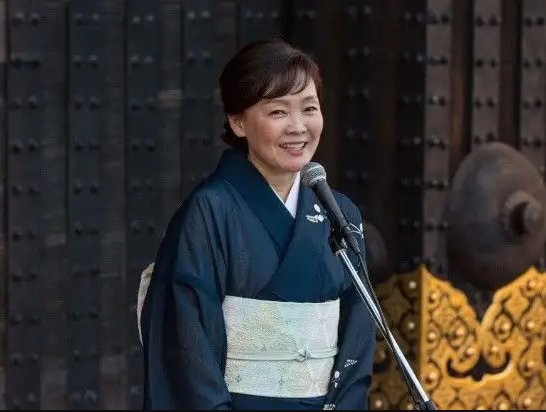 日媒称安倍晋三之妻所乘汽车遭警卫车追尾,如何看待这一事故?