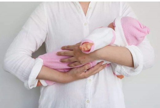坠楼女婴父亲表示孩子系在家自行生产,这个年代还有在家生产的吗?