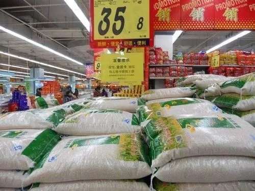 武汉一超市内悬挂“大米储备任务牌”,市民们的反响如何?