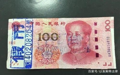 广东一女子因使用假币被绑在柱子上曝光，你怎么看待这种做法？