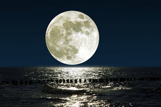 月亮在水面上发光什么意思