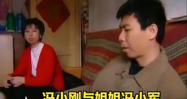 当年冯小刚去探望老母，姐姐哭着问冯小刚：能不能给我找份活儿？