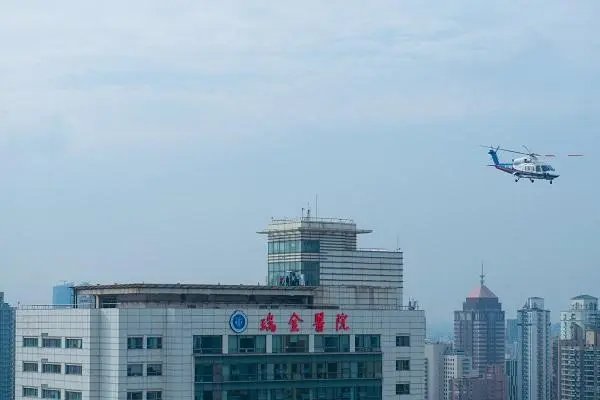 一男子在上海瑞金医院砍人,警方开枪,此男子的现状如何?