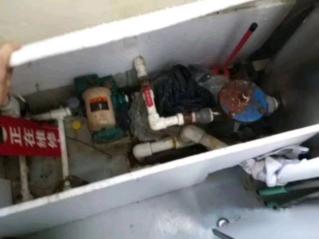 哈尔滨一女厕频频传出大爷叹气声,到底是怎么回事?