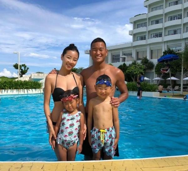 他是朝鲜人民的鲁尼,相貌奇丑却迎娶超美空姐成人生赢家!