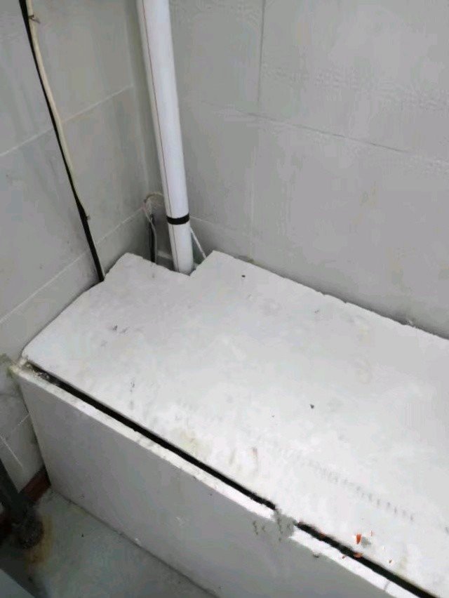 哈尔滨一女厕频频传出大爷叹气声,到底是怎么回事?