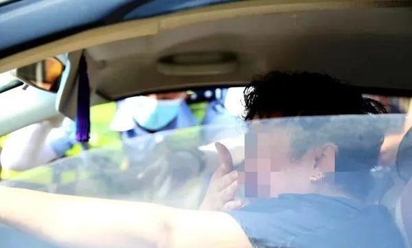 母亲把高考女儿送错考点当场痛哭,为何会走错考点?