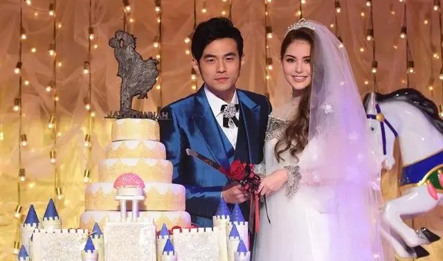 周杰伦晒照为妈妈庆生,杰伦妈妈对他音乐的发展有哪帮助?