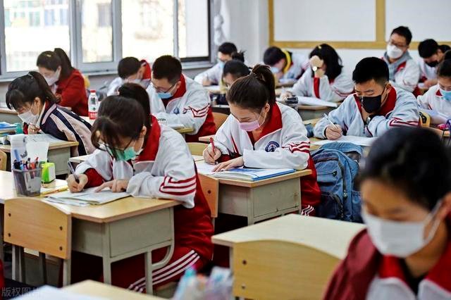 母亲把高考女儿送错考点当场痛哭,为何会走错考点?