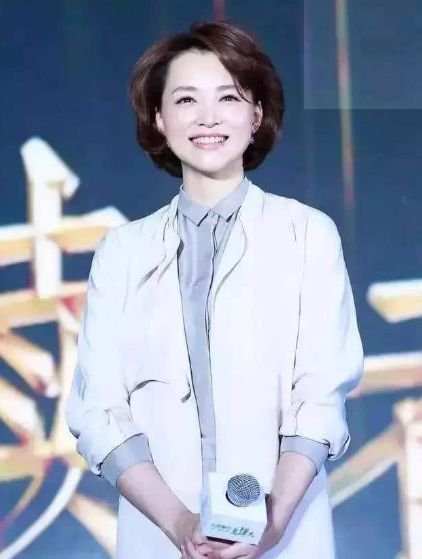 主持人佟瑶在2015年不幸溺亡，这么多年过去了，她丈夫和女儿怎么样了？