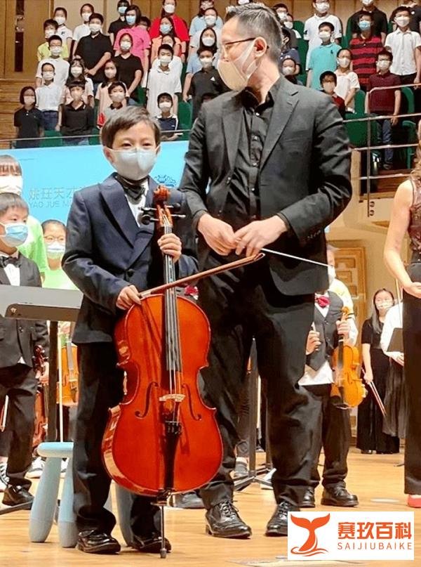 8岁霍中曦穿西装照曝光，与妹妹牵手超有爱，两人宛如王子和公主