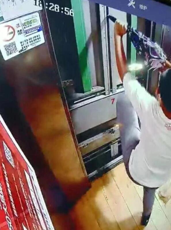 小区保安回应男孩被困电梯坠亡,物业有责任吗?
