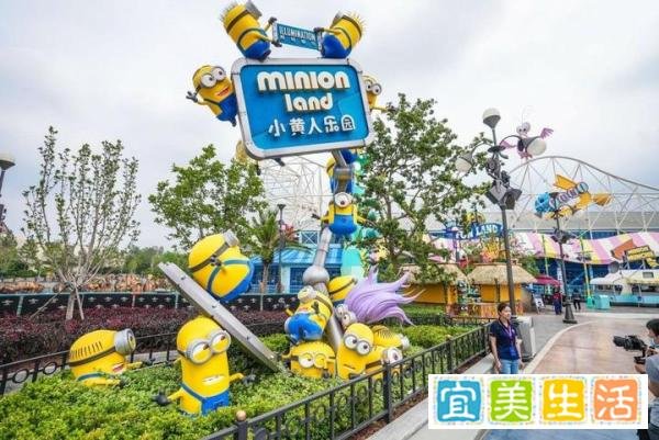 北京环球影城正式开园 游客奔跑入园,矿泉水10元一瓶