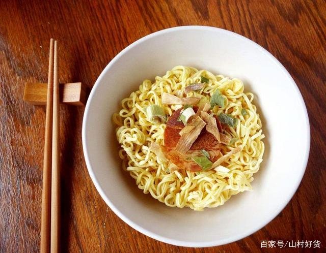 同样是面食,为何面条是直的,而方便面却是弯的呢?