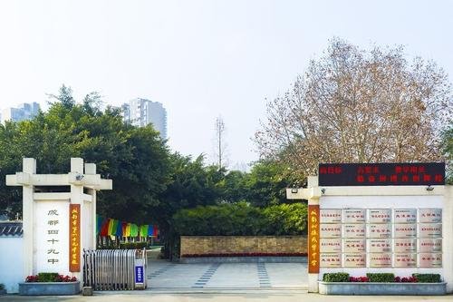 监控还原成都49中学生坠亡前轨迹,坠亡的原因是什么?