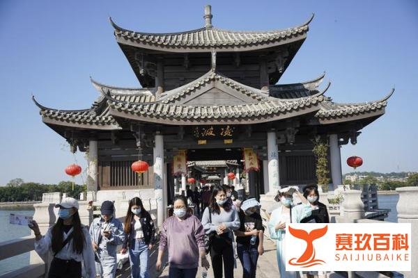 广东潮州有座古桥，为中国四大名桥之一，每天上演“过河拆桥”好戏