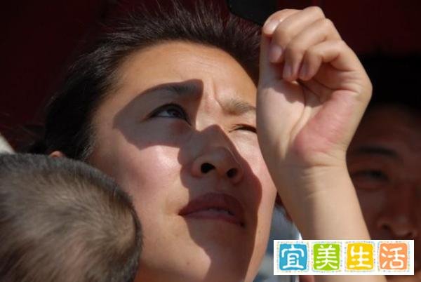 公公坚持了两年，给瘫痪的儿媳妇按摩萎缩的肢体肌肉、帮她洗澡，
