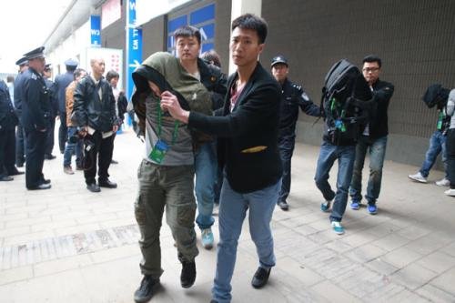 窃贼欲拍晕主人结果把人打醒,小偷智商为何这么“捉急”?