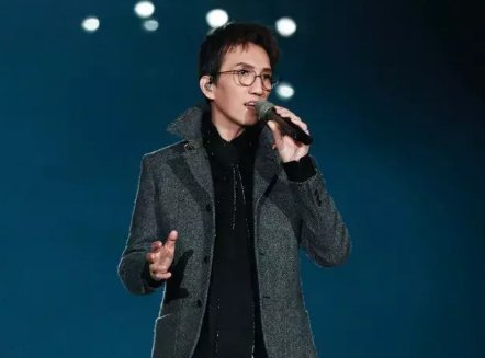 林志炫意外跌落舞台,采访时流泪不止,为何还要对观众道歉?