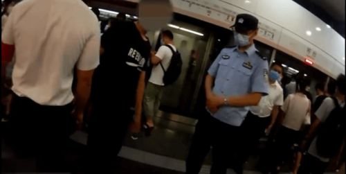 男子乘地铁不戴口罩,被同车厢男子拳脚殴打!两人会面临怎样不同处罚?