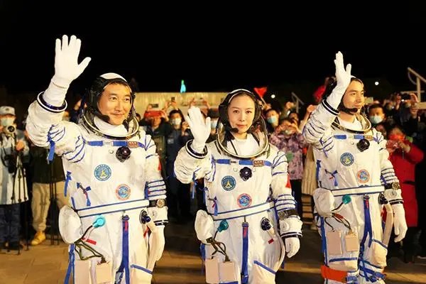 太空三人组的回家之旅需要9个多小时，太空三人组回地球后第一餐在哪吃？