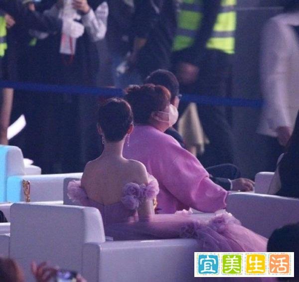杨紫转发“抱”贾玲的错位图：可以成为朋友了吗