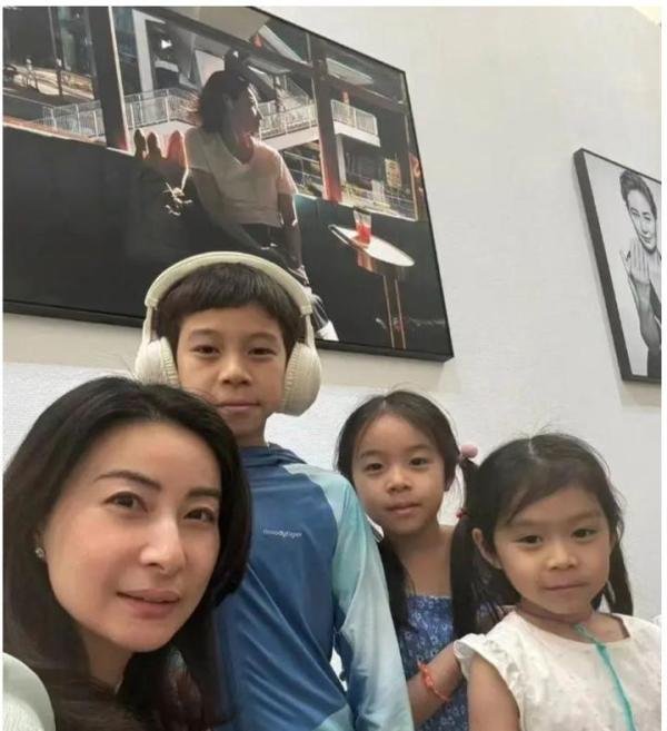 郭晶晶带3娃深圳看展:长子霍中曦长高许多,两个女儿可爱!