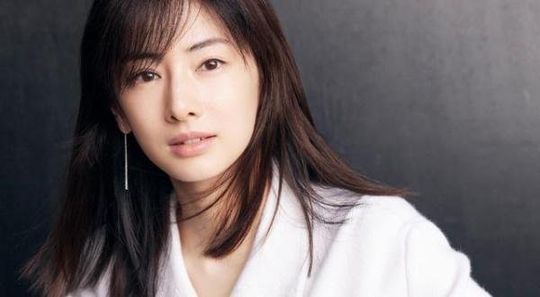 北川景子颠覆清纯玉女形象转型！素颜狰狞演绎毒贩母亲引热议