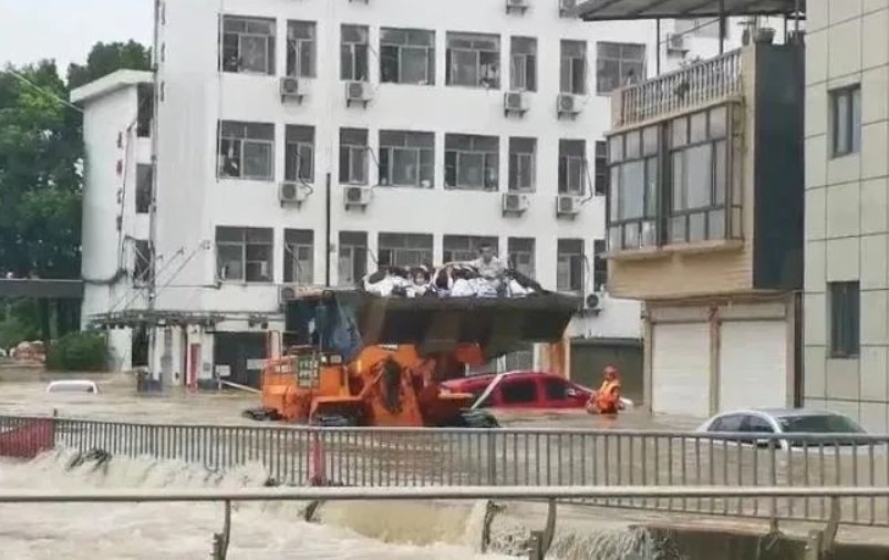 湖北黄梅近500考生坐推土机赶考,高考将延时多久?