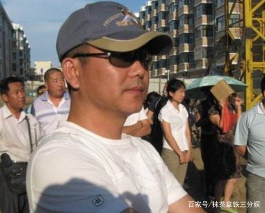 潘长江的亲弟弟也是圈内人,身高长相差距大,站一起都认不出,他是谁?