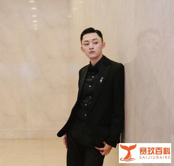 都金翰亮相FIRST青年电影展 帅气造型尽显风度