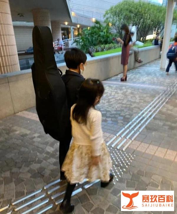 8岁霍中曦穿西装照曝光，与妹妹牵手超有爱，两人宛如王子和公主