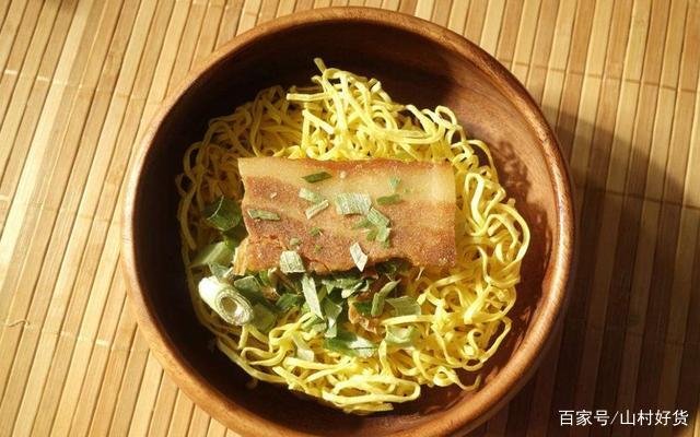 同样是面食,为何面条是直的,而方便面却是弯的呢?
