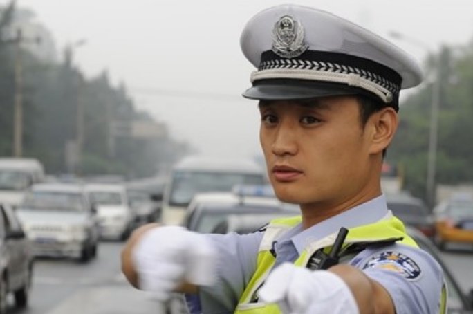 陕西安康一23岁交警泥浆中救出女子后轻拥安抚,你如何看待交警这一行为?
