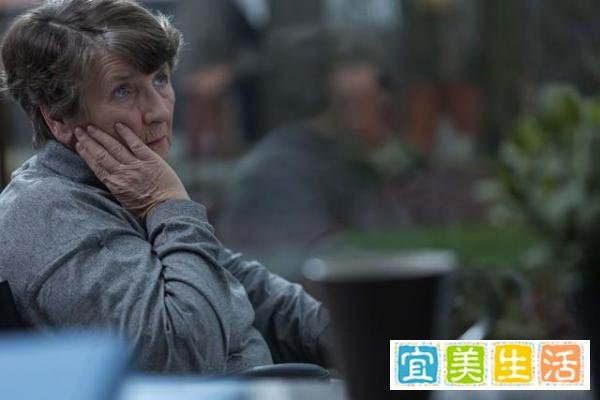 公公坚持了两年，给瘫痪的儿媳妇按摩萎缩的肢体肌肉、帮她洗澡，