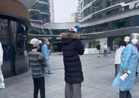 56岁刘嘉玲晒出近照，在小区排队做核酸，她的状态像56岁的人吗？