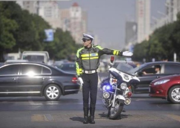 陕西安康一23岁交警泥浆中救出女子后轻拥安抚,你如何看待交警这一行为?
