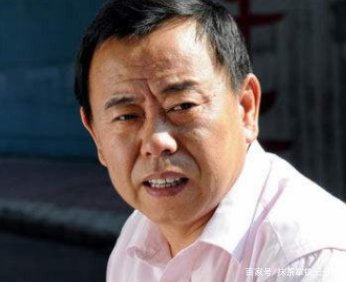 潘长江的亲弟弟也是圈内人,身高长相差距大,站一起都认不出,他是谁?