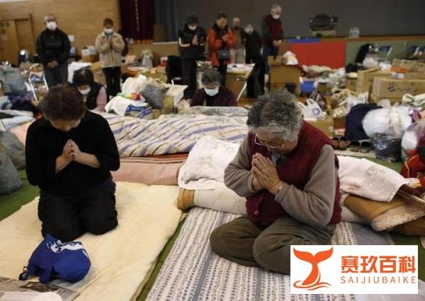 为预防特大地震，日本民众抢水抢粮！有超市开始限购一瓶矿泉水！