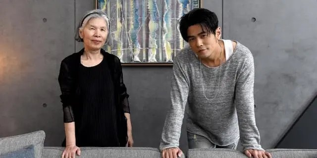 周杰伦晒照为妈妈庆生,杰伦妈妈对他音乐的发展有哪帮助?