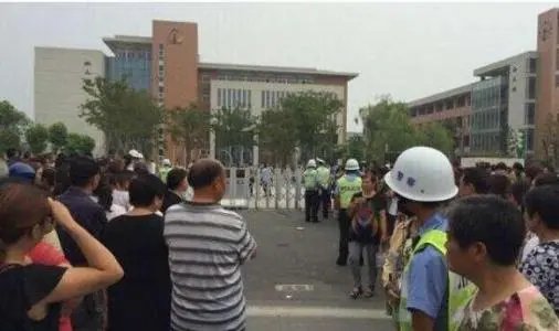对于成都四十九中学生在校高坠离世一事,学校是如何回应的?